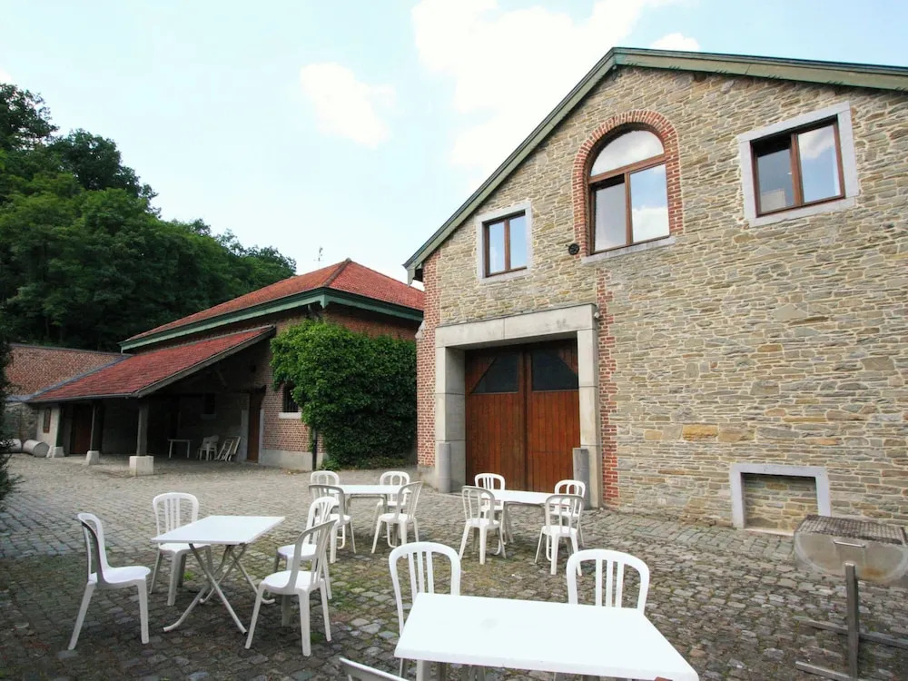 Mansion with Pool, Néblon