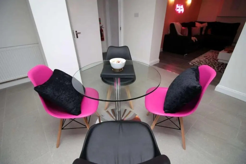 Principality House by Mia Living 3 bedroom apartment a 5 min walk to Principality Stadium
