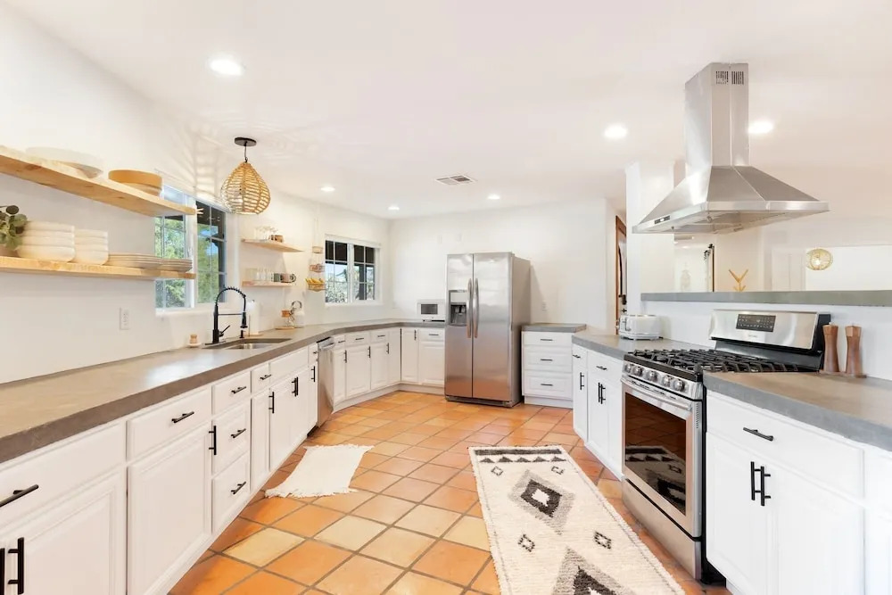 Casa Amarilla- Hot Tub,firepit,bbq &fantastic Yard For Families 4 Bedroom Home by RedAwning