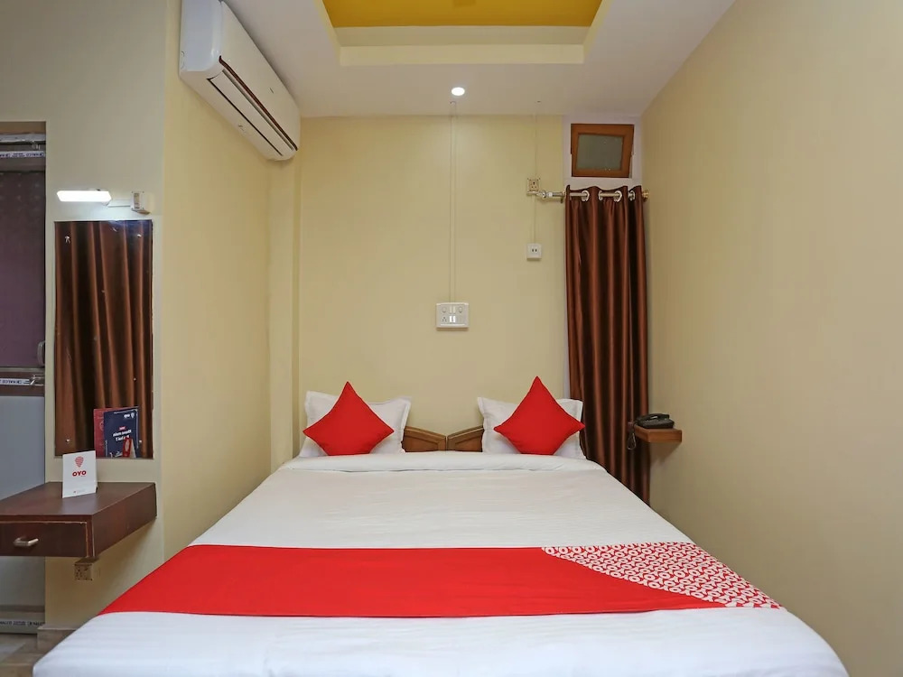 OYO 11696 Holiday Inn Guest House