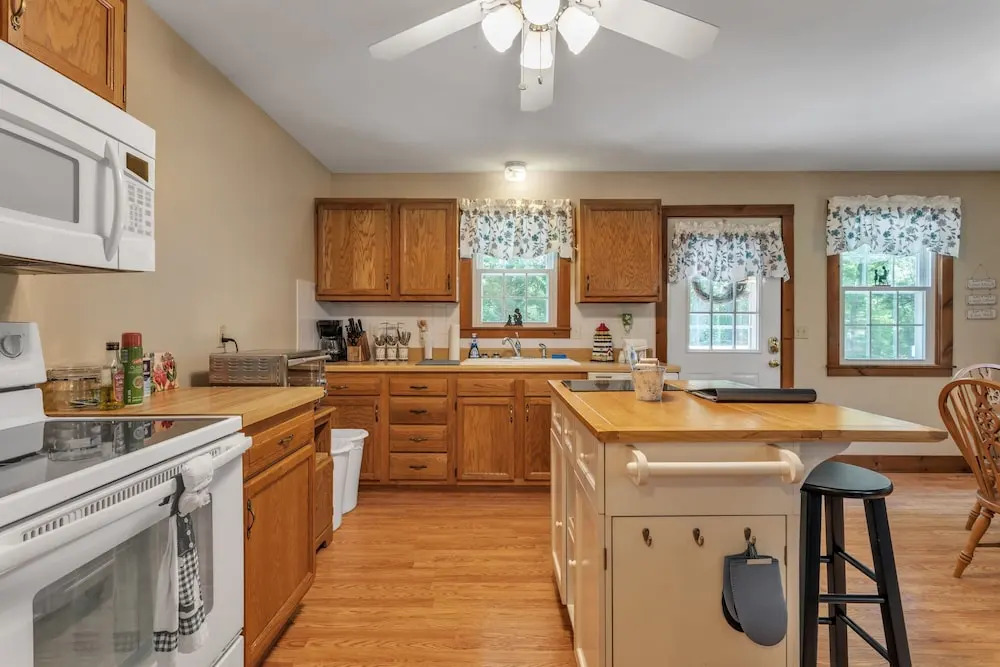 Cozy Bungalow Just Minutes From Mystic, Westerly Beaches, Boating And Casinos! 1 Bedroom Bungalow by RedAwning