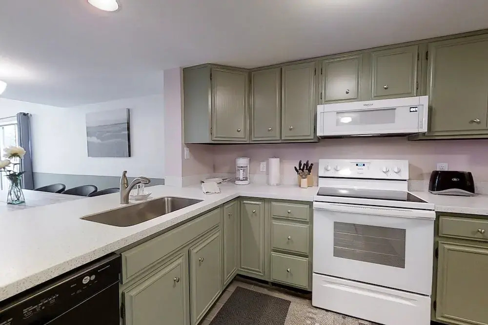 Bright & Airy Dog-friendly Condo W/shared Pool, Free Wifi, Central AC, & W/D
