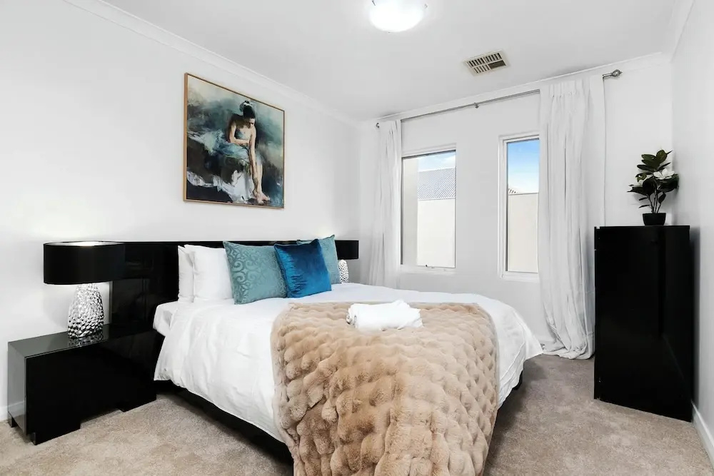 Walk to Beach Coastal Home in Coogee