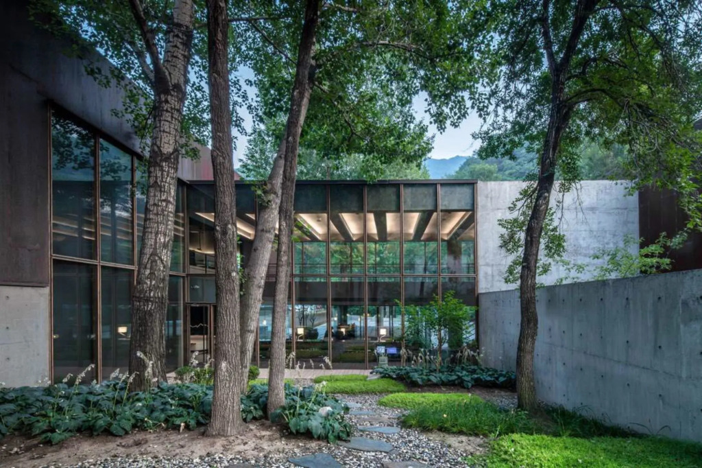 Commune by the Great Wall
