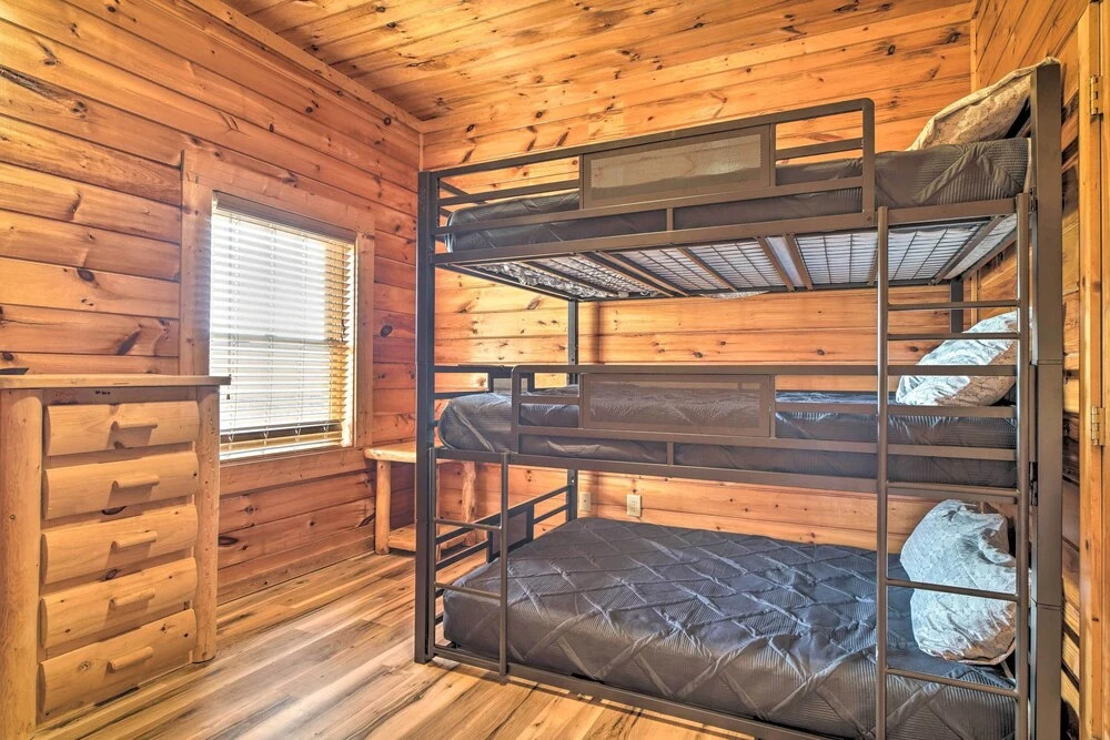 Mountain Pool Lodge Sevierville Cabin w/ Hot Tub