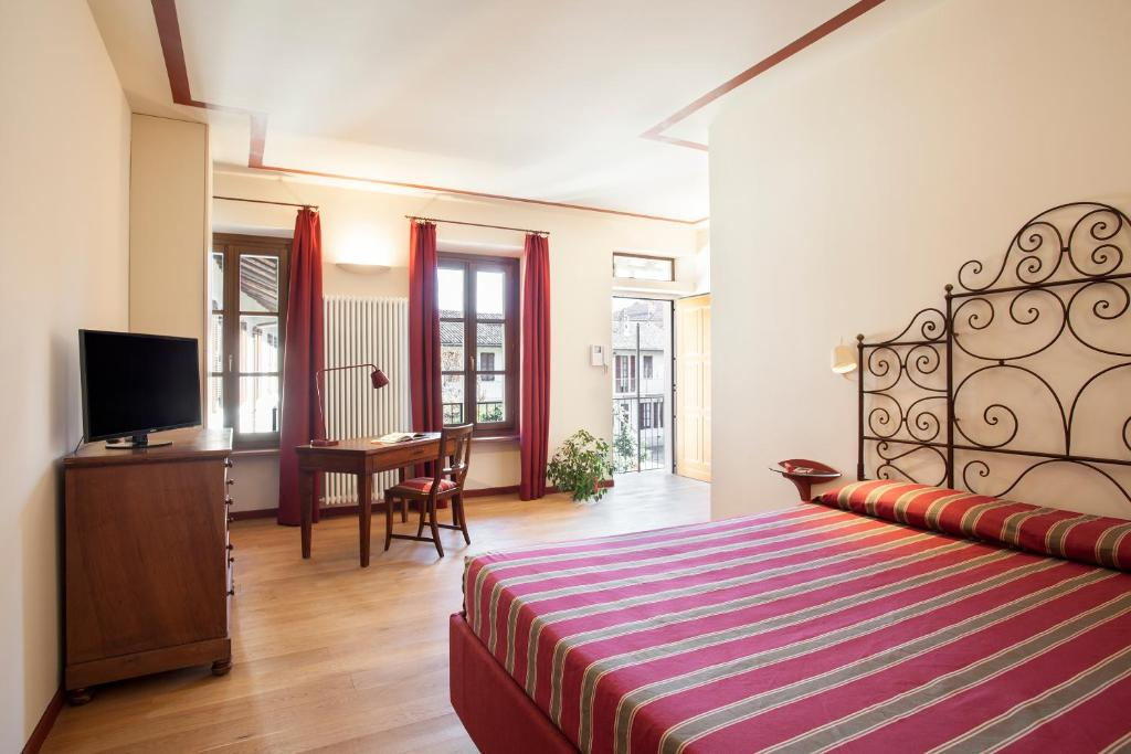 Borromeo Rooms Bed & Living