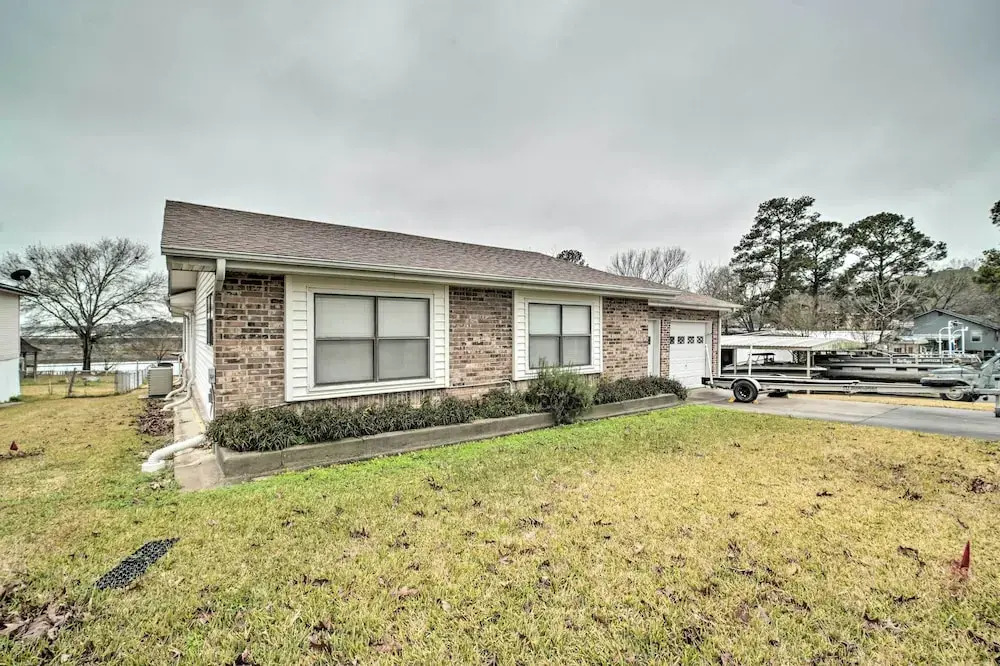 Lake Livingston Hideaway w/ Dock + Gas Grill!