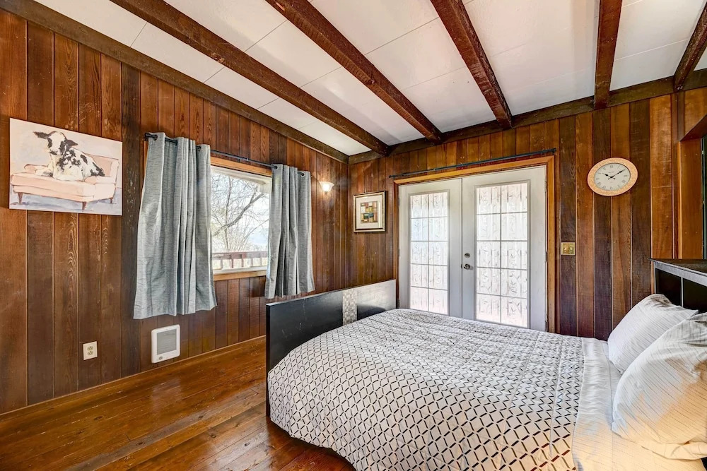 Pet-Friendly Grants Pass Home w/ Hot Tub