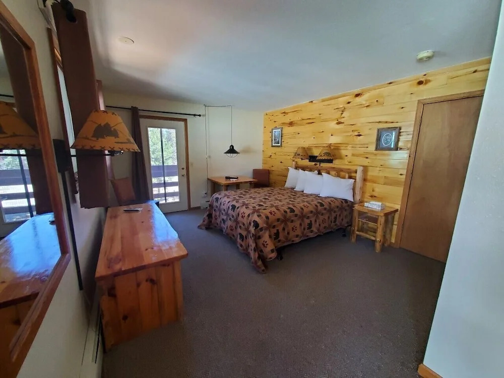 Swiftcurrent Lodge