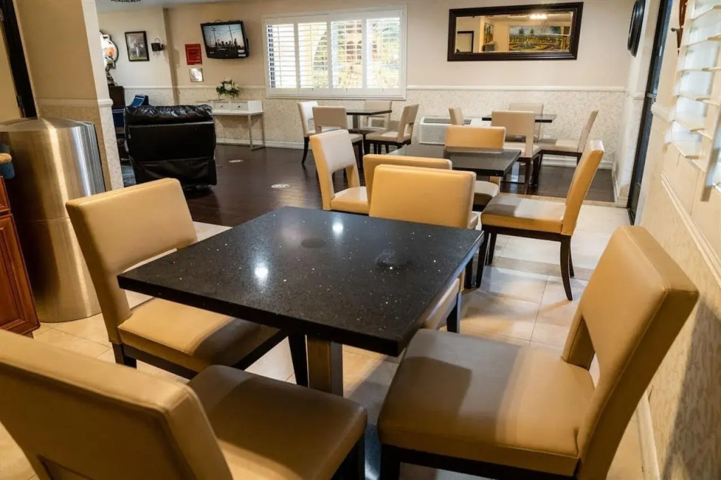 Rodeway Inn & Suites Colton-Riverside