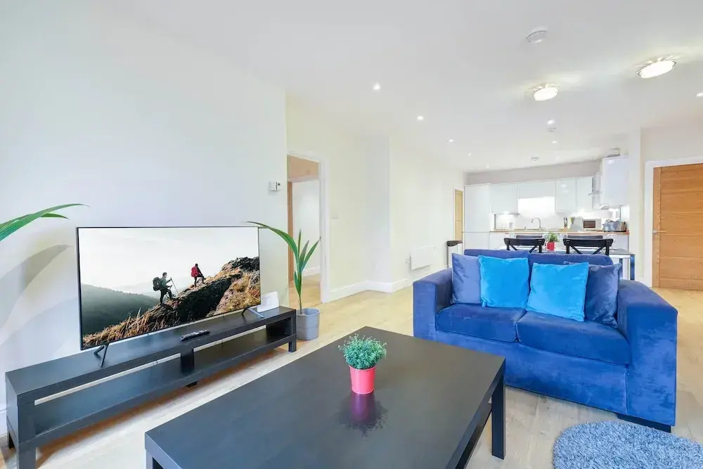 Luxury 3 Bedroom Apartment with Parking