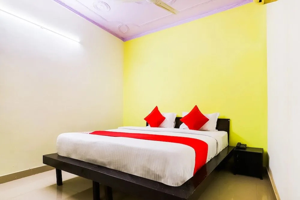 OYO 37728 Raghav Residency