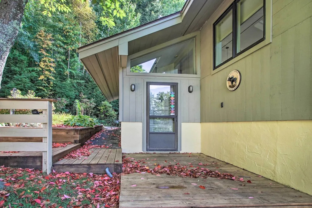 House w/ Balcony ~ 5 Mi to Cranmore Resort!