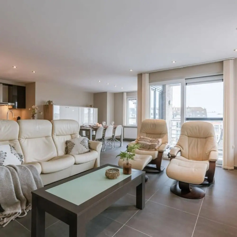 Spacious Apartment With Lateral sea View