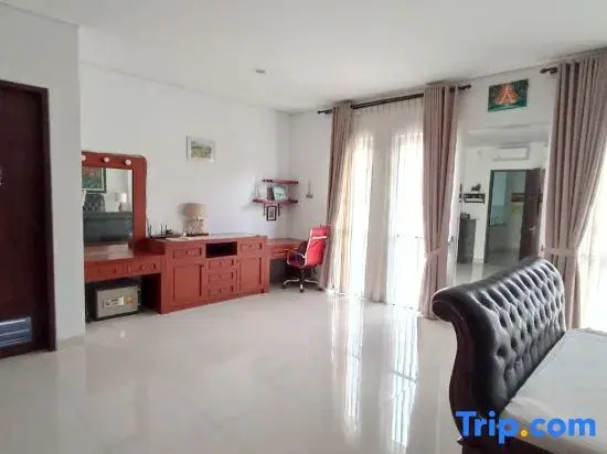 Treevilla 3 Bedrooms Home with Private Pool in South Jakarta