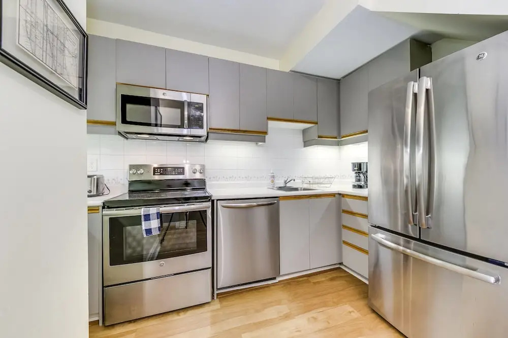 Newly Decorated 2BR Yorkville Home