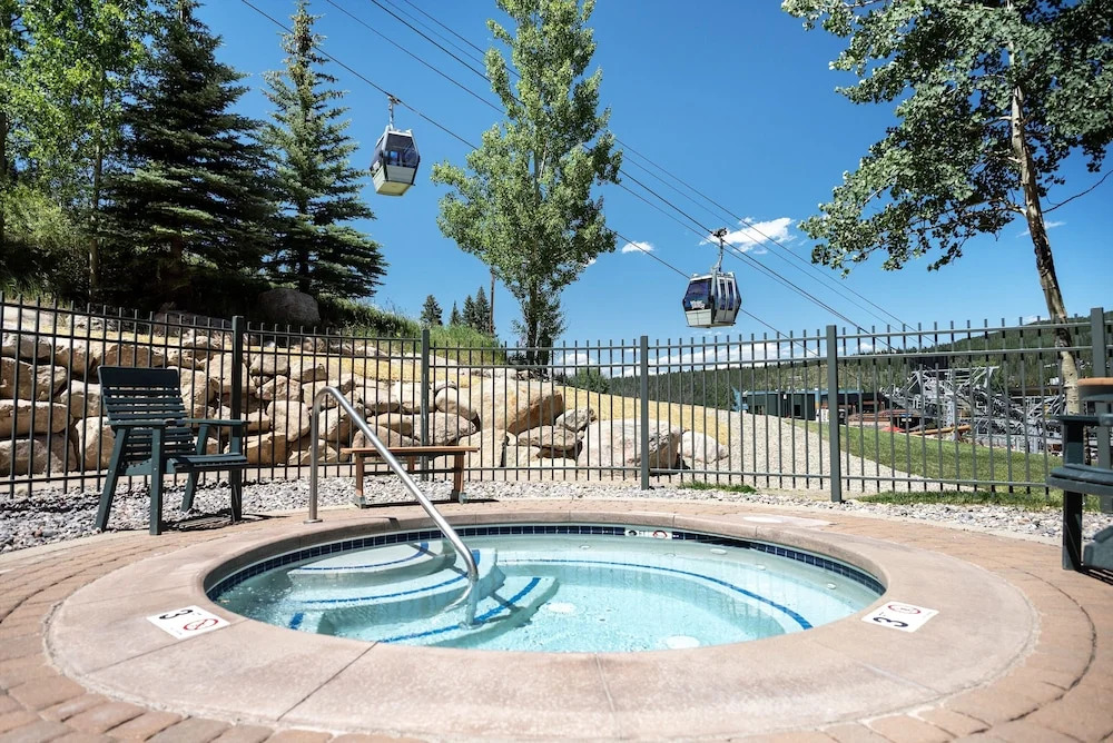 Zephyr Slopeside - 1504 2 Bedroom Condo by RedAwning