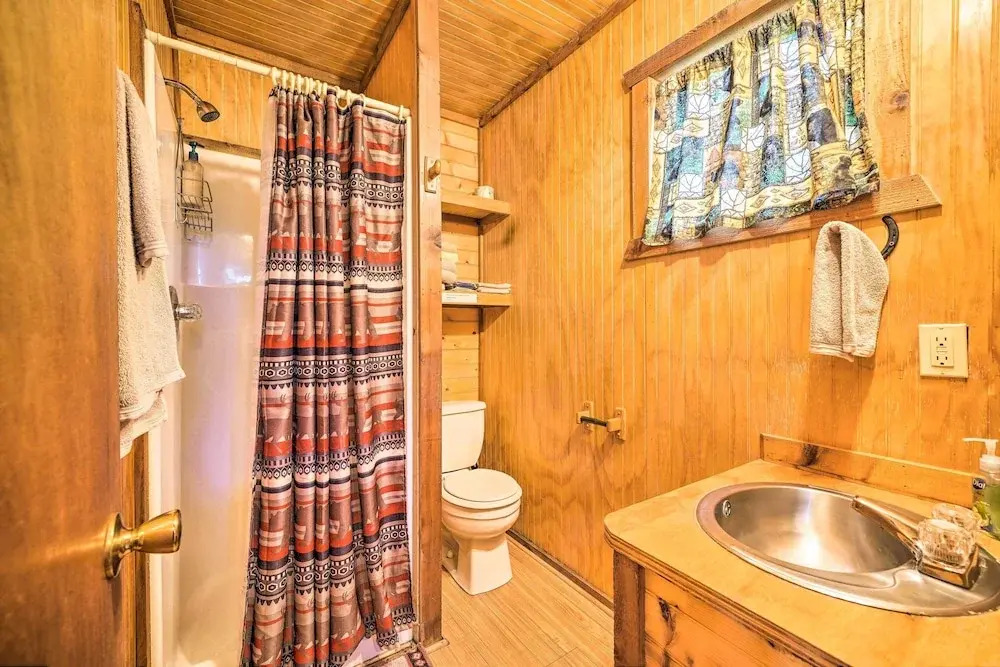 'cedar Falls Cabin 5': 1/2 Mile to Turner Falls
