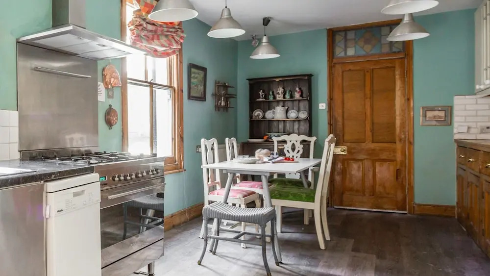 Traditional and Colourful 2BR Garden Flat in Parsons Green