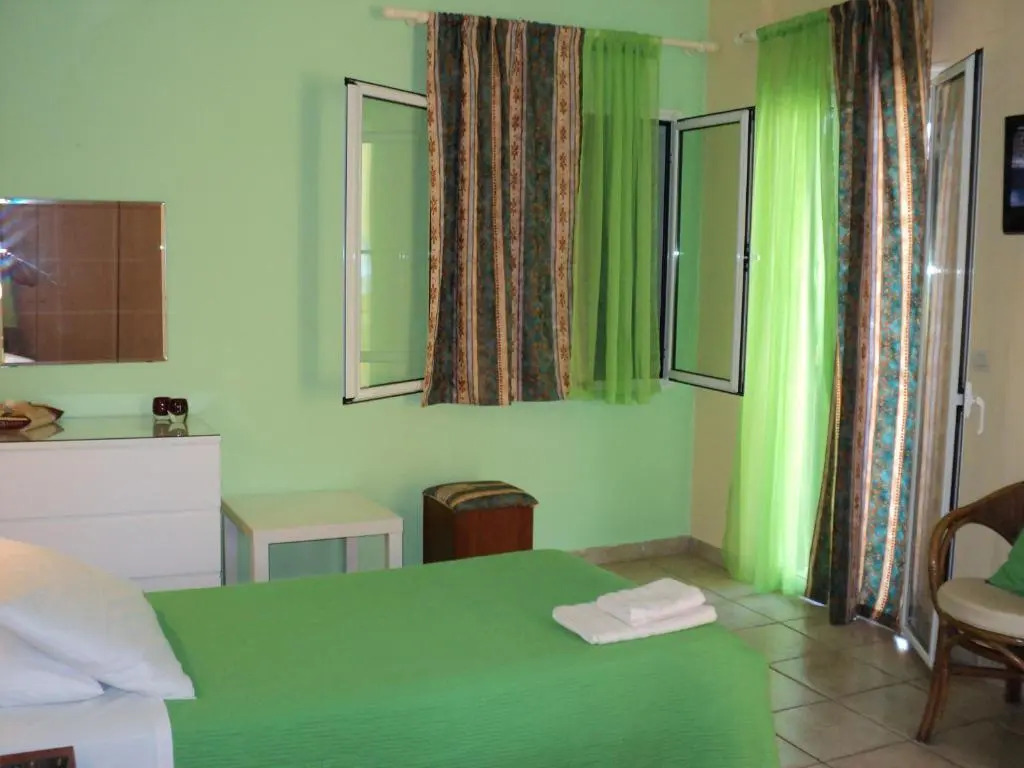 Roula's Studios & Apartment