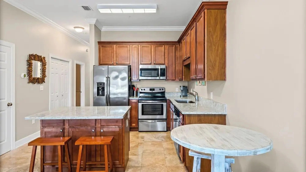 3BR Condo Near Peaceful Lake w/ Large Pool, Close to Beach