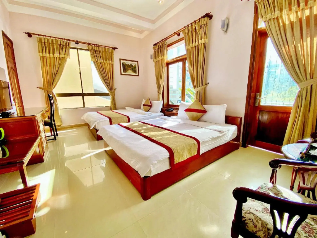 Gold Night Hotel