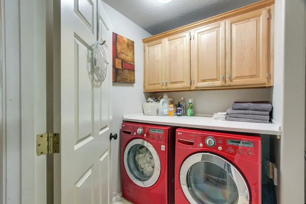 Pet-friendly Home w/ Yard, 2 Mi to Autzen Stadium