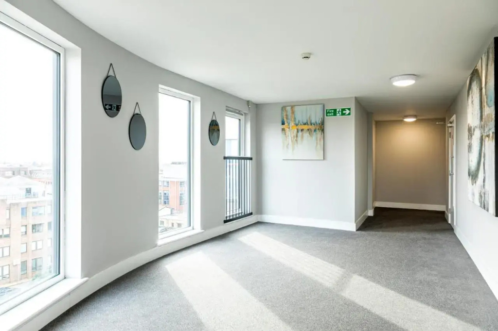 Attractive 2 Bedroom Penthouse with Free Parking