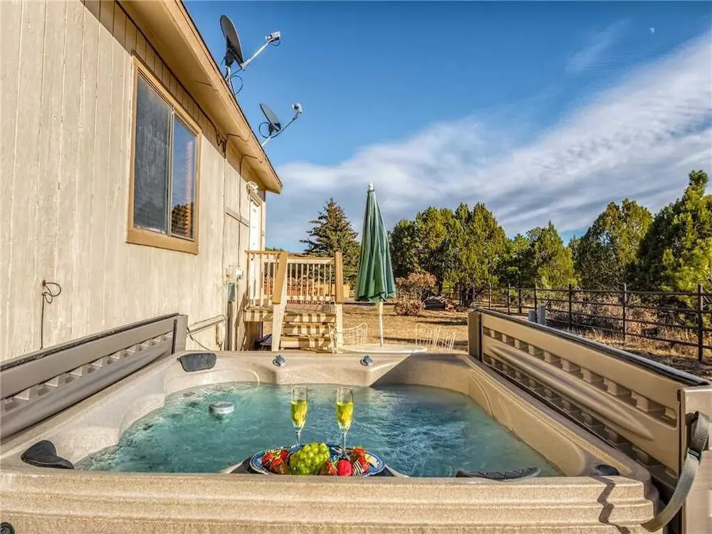 Naylor Mountain Retreat - Three Bedroom Cabin with Hot Tub