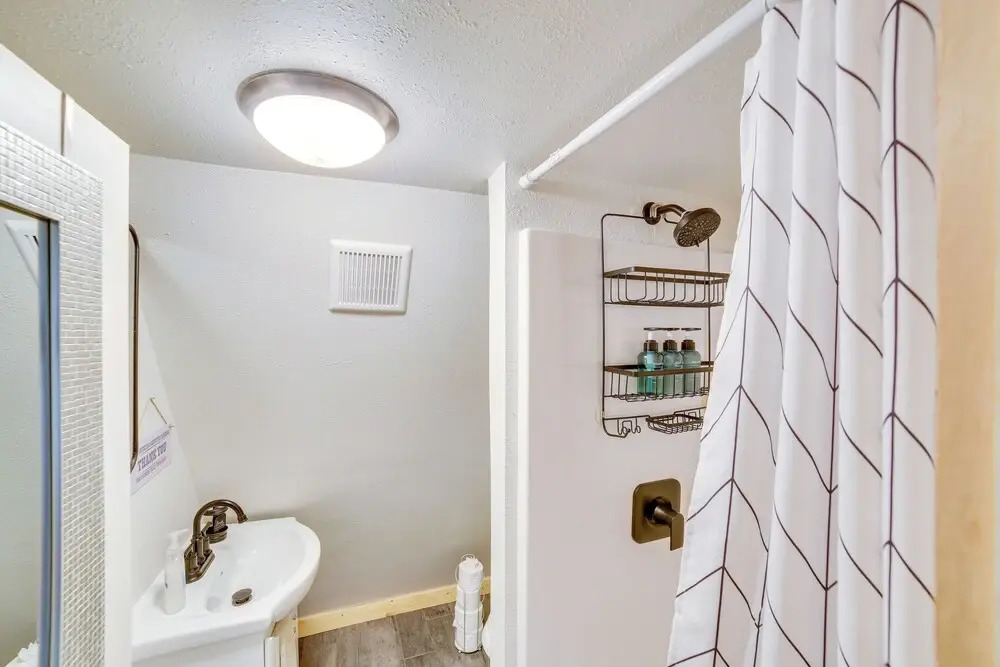 Cozy Cabin w/ Fire Pit: Walk to Lake Taneycomo!