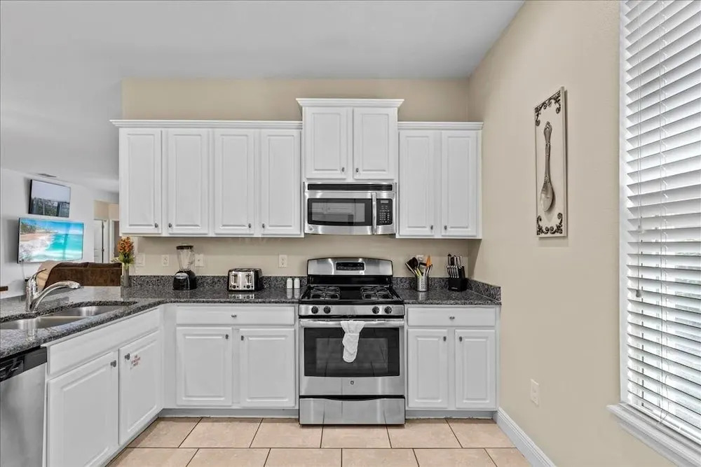 Fun In The Sun 5 Bed 5 Bath - Pool Near Disney 5 Bedroom Home by RedAwning