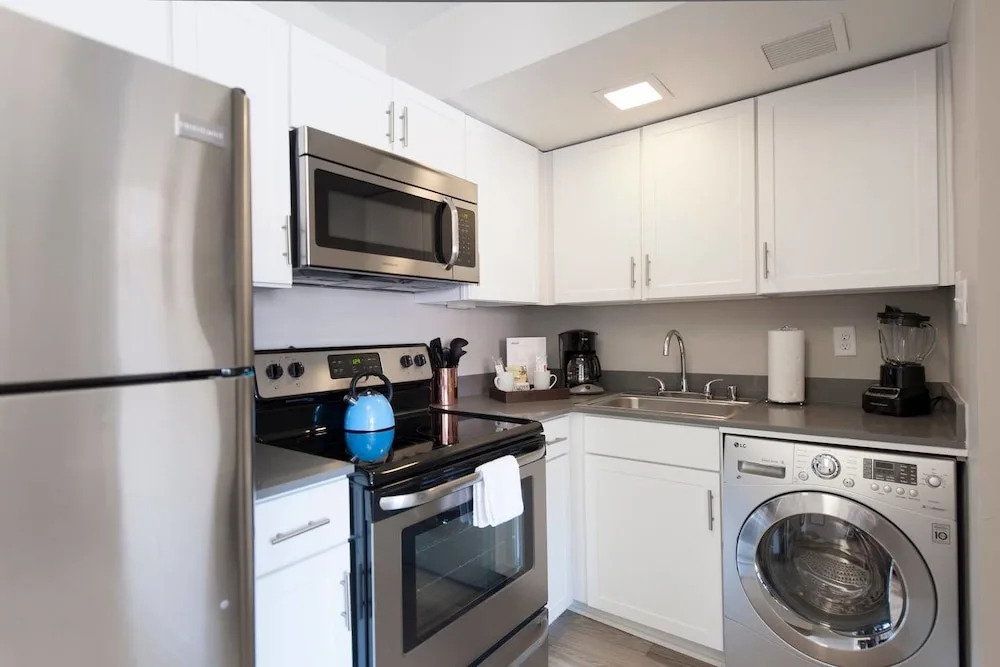 Walk Downtown! 1 Bed/1 Bath Near 4th St Live!