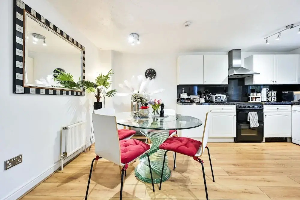 Riverside Townhouse with private Garden