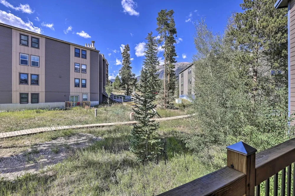 Ski Shuttle & Pool: Modern Silverthorne Condo!
