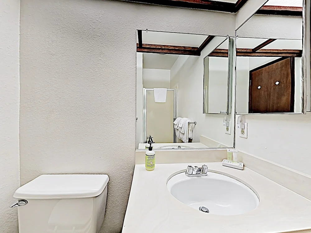 Amenity-rich W/ Hot Tub - Near Ski Area 2 Bedroom Condo