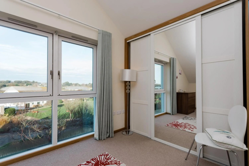 4 bed detached house - Freshwater