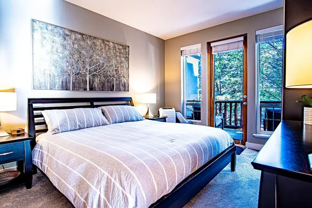 Snow Star Skylight - 3BD 3BA - Hot Tub, Gym, Walk to Ski!