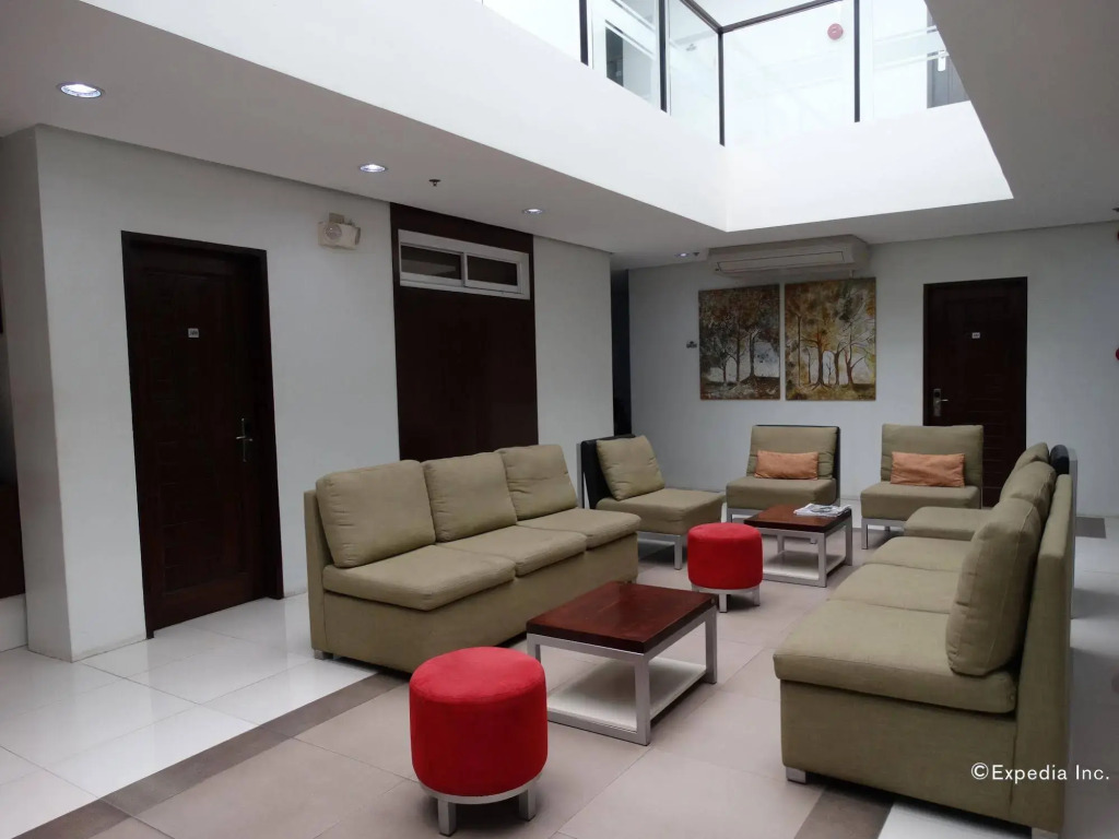 Holiday Suites Business District - formerly Empire Suites Hotel