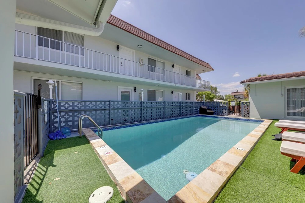 1 Mi to Pompano Beach! Couples Retreat w/ Pool