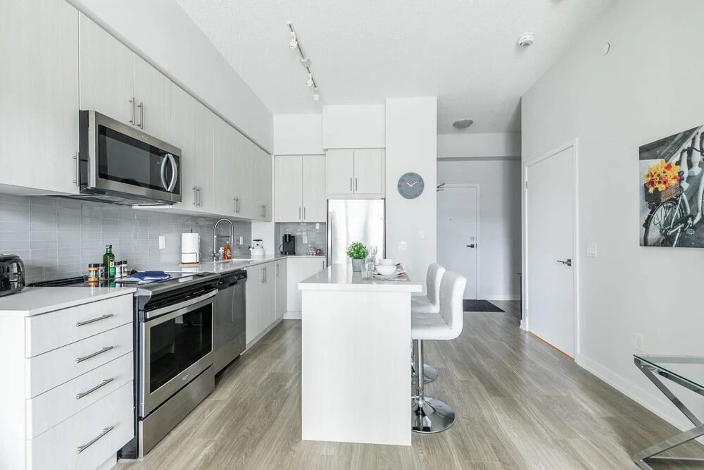 Bright and Spacious 1BR Condo w Large Balcony
