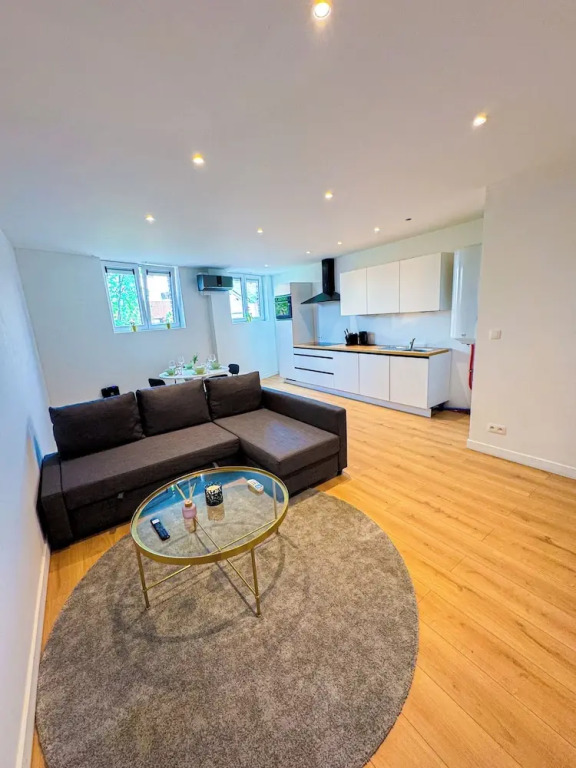 Cozy 1BR With Living Room Near City