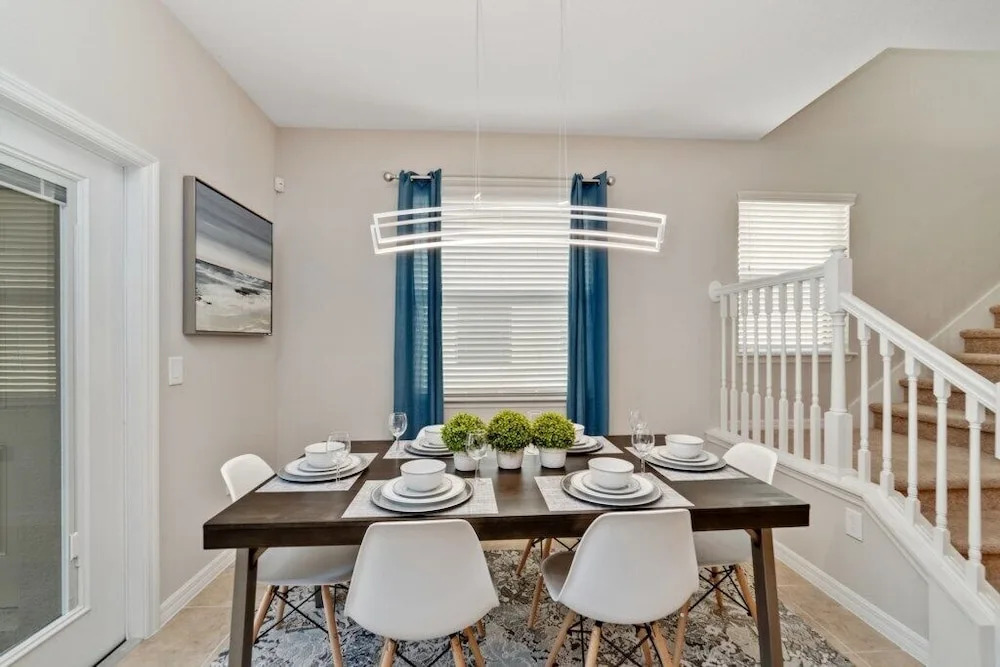 Windsor At Westside Luxury Pool 5 Bedroom Home by Redawning