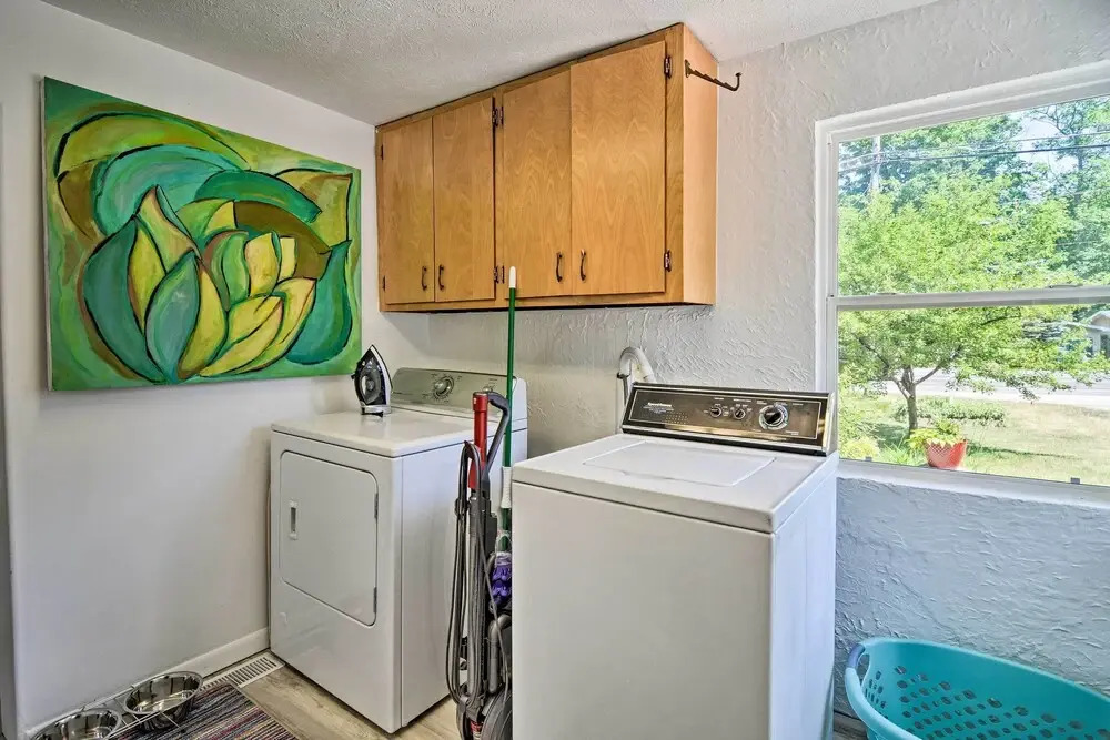 Stylish Dog-friendly Bungalow: Steps to Elk Lake