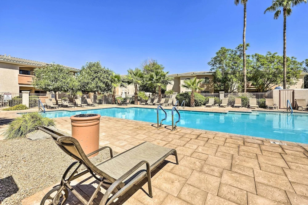 Bright Phoenix Condo - 3 Mi to State Farm Stadium!