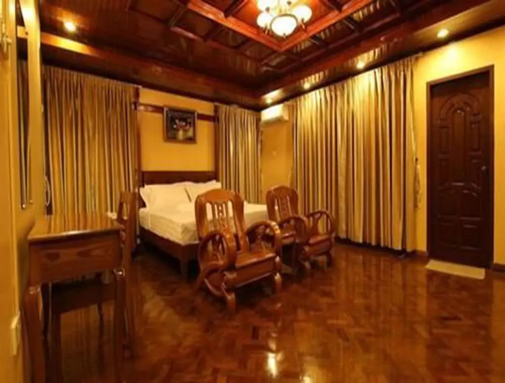 100 Moon Inn