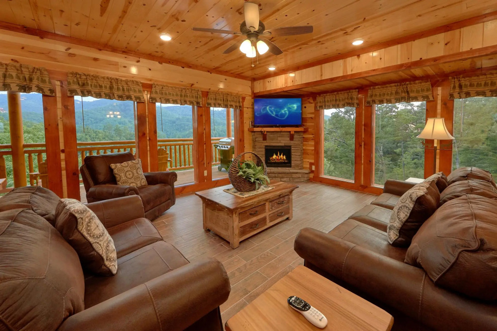 Paradise Point Pool Lodge