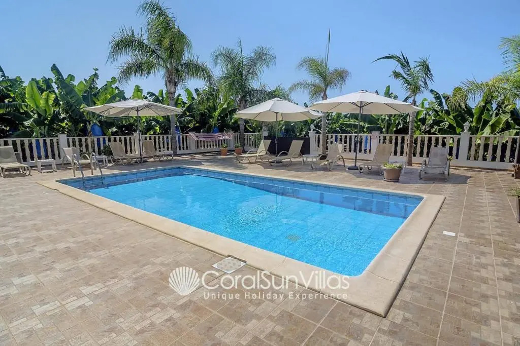 Impressive Villa Exclusive Sea Caves walk to taverns Sleeps 11 Ref 507