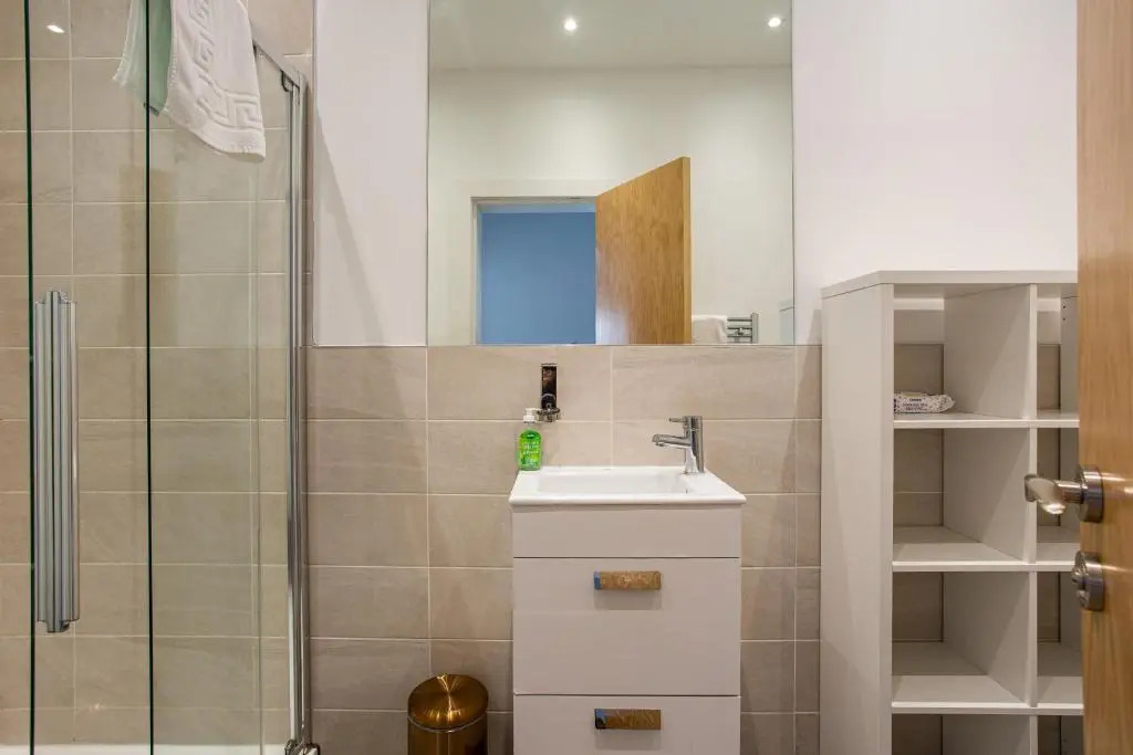 Modern Luxury Apartment, Sleeps 6, Best Location
