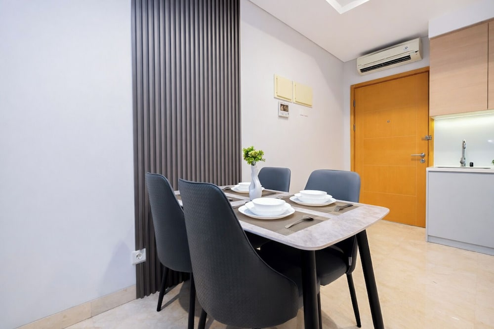 White Tone 2Br With City View At Capitol Suites Apartment