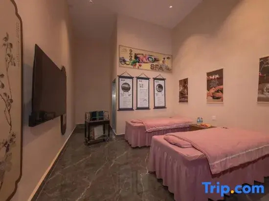Moshang Qingya Hot Spring Hotel (Tengchong Main Urban Area Wenxing Building)